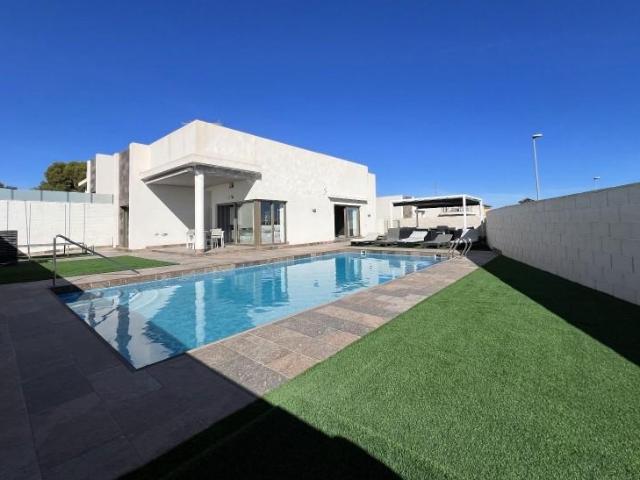 Chalet en venta en Orihuela Costa, PAU 8