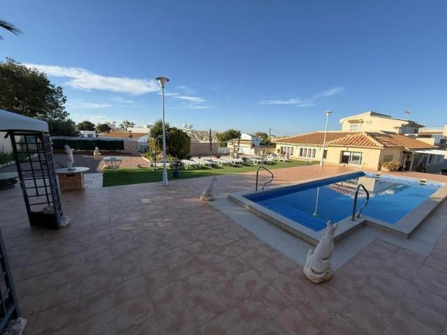 Chalet en venta en Orihuela Costa, Villamartin