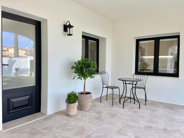 Chalet en venta en Orihuela, Cabo Roig. A solo 300 metros del puerto deportivo y de las playas de Cabo Roig, esta espectacular villa independiente ofrece una combinacioac. Chalets.
