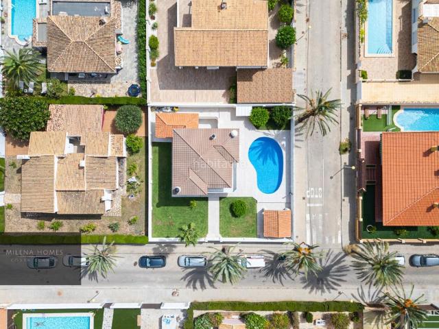 Chalet en venta en Orihuela, Cabo Roig. Una Villa que Enamora Tu Refugio Privado en el Mediterráneo. Chalets.