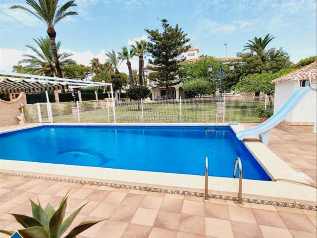 Chalet en venta en Orihuela, Cabo Roig. Villa con piscina privada en Orihuela Costa, provincia de Alicante. 7 habitaciones 543 m² 300 metros del mar. Chalets.