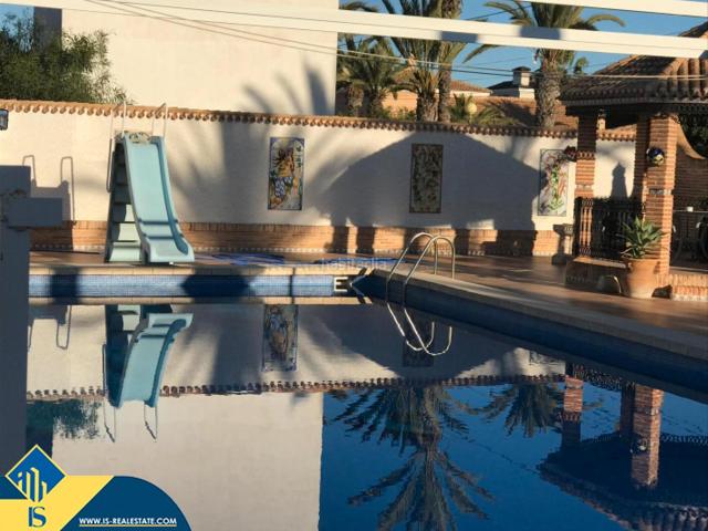 Chalet en venta en Orihuela, Cabo Roig. Villa con piscina privada en Orihuela Costa, provincia de Alicante. 7 habitaciones 545 m² 400 metros al mar. Chalets.