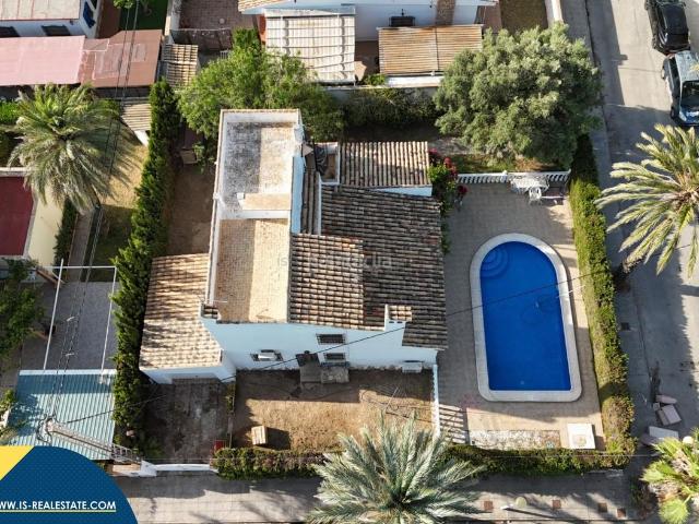 Chalet en venta en Orihuela, Cabo Roig. Villa con piscina privada, en la provincia de Alicante, en Orihuela Costa. 4 habitaciones 140 m² A 250 metros del mar. Chalets.