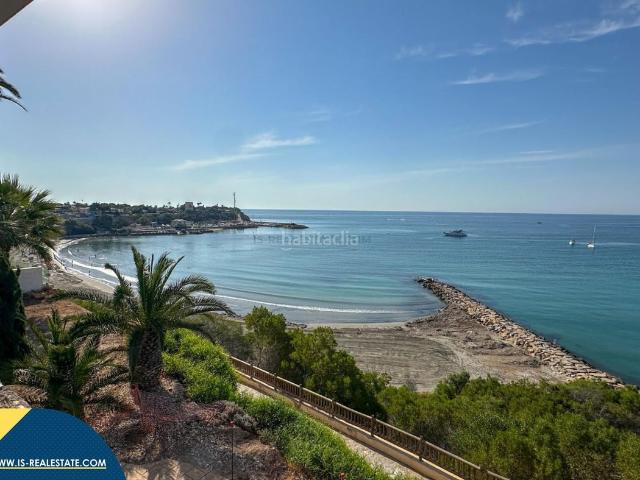 Chalet en venta en Orihuela, Cabo Roig. Villa con piscina privada, en la provincia de Alicante, en Orihuela Costa. 5 habitaciones 668 m² A 305 metros del mar. Chalets.