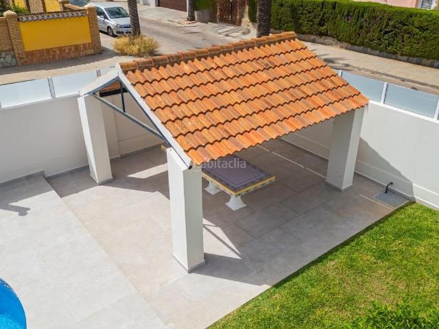 Chalet en venta en Orihuela, Cabo Roig. Villa de Lujo, como nueva, independiente, 3 dormitorios, 3 baños, piscina privada, gran jardín, cerca de la playa en Cabo Roig. Chalets.