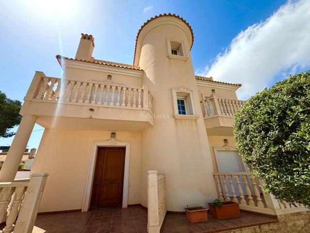 Chalet en venta en Orihuela, Cabo Roig. Villa Reformada en una Ubicación Privilegiada de Cabo Roig A Solo 400 Metros de la Playa. Chalets.