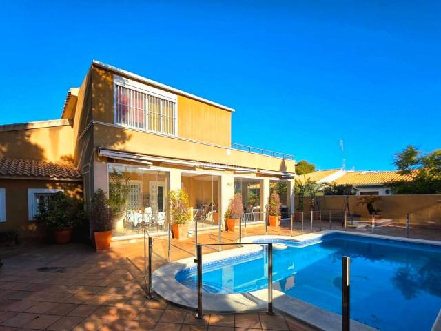 Chalet en venta en Orihuela, Campoamor. CHALET REFORMADO EN CAMPOAMOR. Chalets.