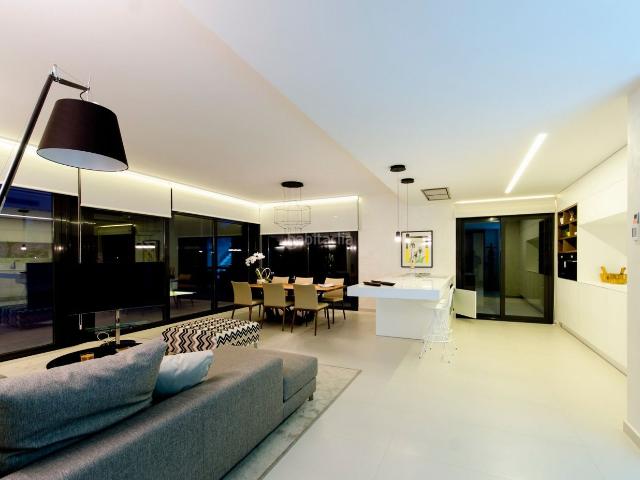 Chalet en venta en Orihuela, Campoamor. Villa de lujo a estrenar con piscinaspa a 300m de la playa. Chalets.