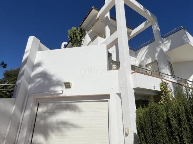Chalet en venta en Orihuela, Campoamor. Un paraíso frente al mar Mediterráneo. Chalets.