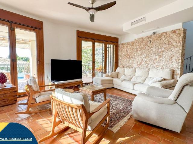 Chalet en venta en Orihuela, Campoamor. Villa con piscina privada, en la provincia de Alicante, en Orihuela Costa. 7 habitaciones 450 m² A 600 metros del mar. Chalets.