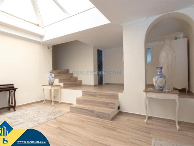 Chalet en venta en Orihuela, Campoamor. Villa con piscina privada, en la provincia de Alicante, en la ciudad de Orihuela Costa. 5 habitaciones 400 m² A 500 metros del. Chalets.