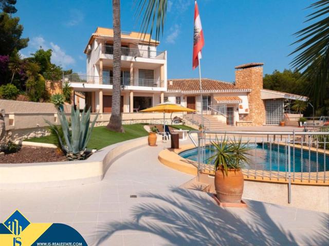 Chalet en venta en Orihuela, Campoamor. Villa con piscina privada, en la provincia de Alicante, en la ciudad de Orihuela Costa. 5 habitaciones 470 m² 800 metros del m. Chalets.