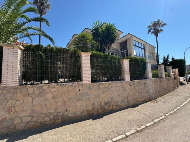 Chalet en venta en Orihuela, Campoamor. VILLA DE LIJO EN CAMPOAMOR CON 639 M2 DE CASA. PARCELA 800 M2. PISCINA PROPIA. 5 DORM. 4 BAÑOS. PLAYA A 650 METROS. Chalets.