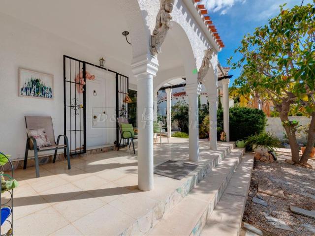Chalet en venta en Orihuela, Campoamor. Villa en venta en La Zenia, 2 dormitorios. Chalets.