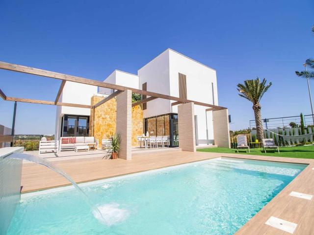 Chalet en venta en Orihuela, Campoamor. Villas de lujo en ubicación de lujo. Chalets.