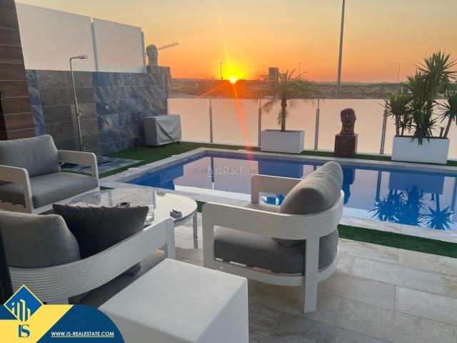 Chalet en venta en Orihuela, Desamparados Hurchillo Torremendo. Villa con piscina privada, en la provincia de Alicante, en Orihuela Costa. 3 habitaciones 212 m² A 13 kilómetros del mar.