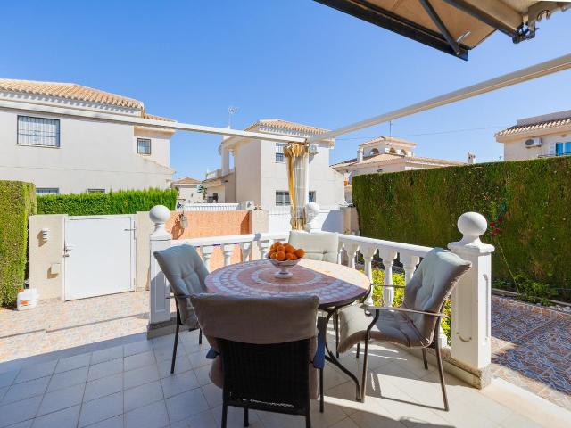 Chalet en venta en Orihuela, Orihuela Ciudad. VILLA DE 3 DORMITORIOS Y 2 BAÑOS EN PLAYA FLAMENCA ORIHUELA COSTA. Chalets.