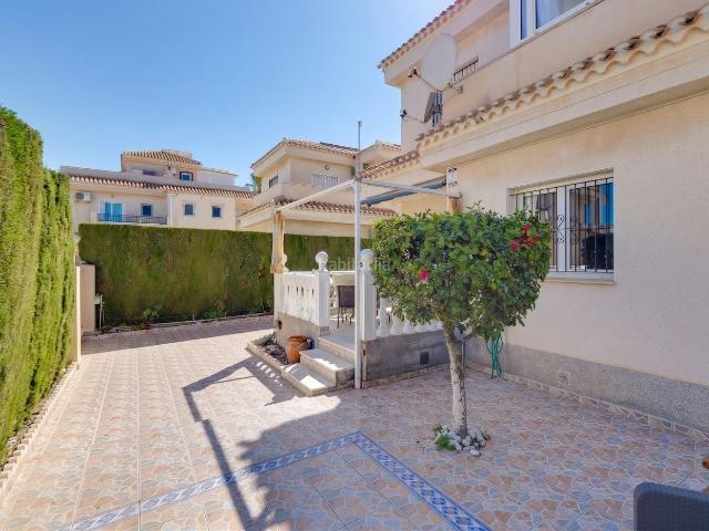 Chalet en venta en Orihuela, Orihuela Ciudad. VILLA DE 3 DORMITORIOS Y 2 BAÑOS EN PLAYA FLAMENCA ORIHUELA COSTA. Chalets.