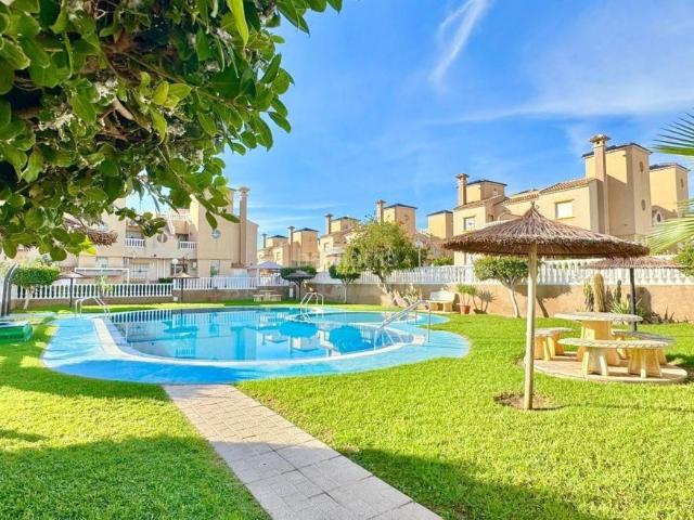 Chalet en venta en Orihuela, Lomas de Cabo Roig Los Dolses. Amplia villa adosada junto a campos de golf Dehesa de Campoamor, Orihuela Costa. Chalets.