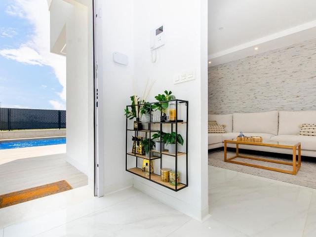 Chalet en venta en Orihuela, Lomas de Cabo Roig Los Dolses. Espectacular Villa en Vistabella Golf, Orihuela 465.000. Chalets.