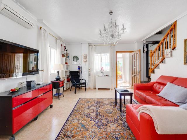 Chalet en venta en Orihuela, Lomas de Cabo Roig Los Dolses. Te presentamos este exquisito chalet independiente ubicado en la prestigiosa zona de Residencial Las Ocas en Lomas de Don Juan, Or.