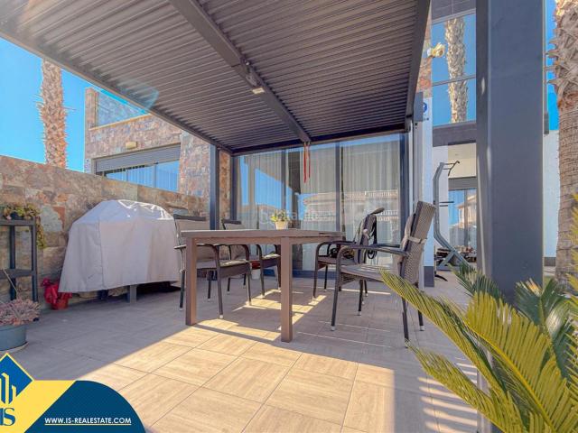 Chalet en venta en Orihuela, Lomas de Cabo Roig Los Dolses. Villa con piscina compartida en Orihuela Costa, provincia de Alicante. 2 habitaciones 83 m² 2 kilómetros del mar. Chalets.