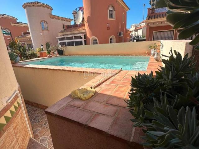 Chalet en venta en Orihuela, Lomas de Cabo Roig Los Dolses. Villa con piscina comunitaria, en la provincia de Alicante, en Orihuela Costa. 3 habitaciones 125 m² 2 kilómetros hasta el mar.