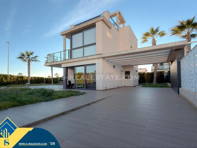 Chalet en venta en Orihuela, Lomas de Cabo Roig Los Dolses. Villa con piscina comunitaria, en la provincia de Alicante, en la ciudad de Orihuela Costa. 3 habitaciones 143 m² 2 kilómetros.