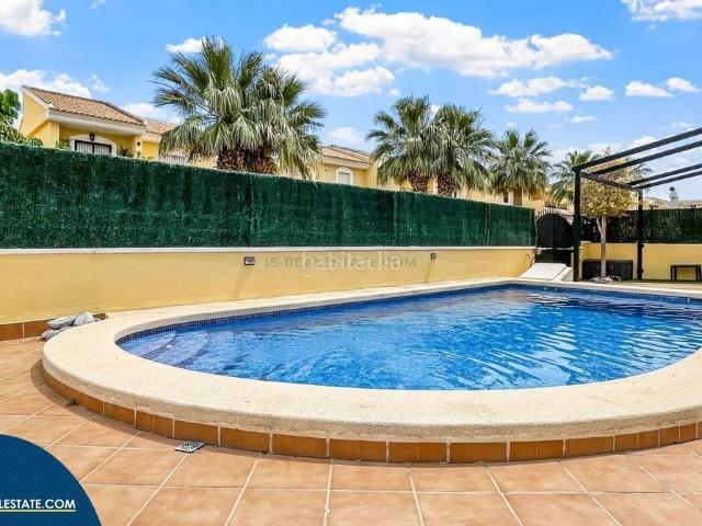 Chalet en venta en Orihuela, Lomas de Cabo Roig Los Dolses. Villa con piscina privada, en la provincia de Alicante, en Orihuela Costa. 3 habitaciones 140 m² A 2,7 kilómetros del mar. Chalets.