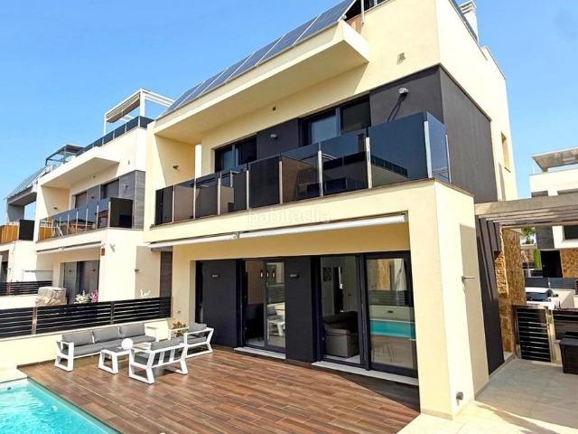 Chalet en venta en Orihuela, Lomas de Cabo Roig Los Dolses. Villa independiente moderna de 3 dormitorios con piscina privada en Lomas de Cabo Roig. Chalets.