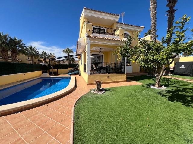 Chalet en venta en Orihuela, Lomas de Cabo Roig Los Dolses. villa independiente situada en la demandada zona de Los Dolses, a poca distancia andando de La Zenia Boulevard y de todos los serv.