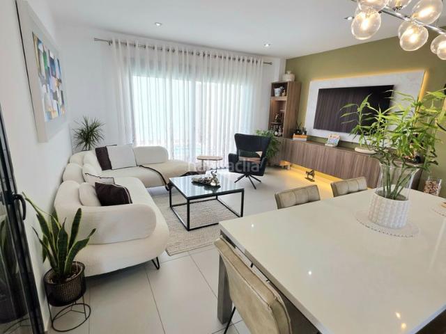Chalet en venta en Orihuela, Lomas de Cabo Roig Los Dolses. Villa moderna de tres dormitorios en Lomas de Cabo Roig, Orihuela Costa. Piscina privada, solárium, aparcamiento, acabados de alta.