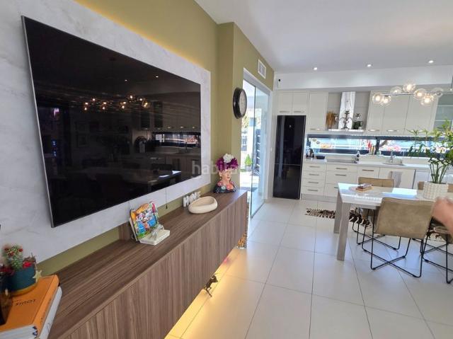 Chalet en venta en Orihuela, Lomas de Cabo Roig Los Dolses. Villa moderna de tres dormitorios en Lomas de Cabo Roig, Orihuela Costa. Piscina privada, solárium, aparcamiento, acabados de alta.