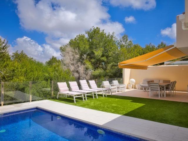 Chalet en venta en Orihuela, Lomas de Cabo Roig Los Dolses. Villa moderna independiente con piscina climatizada y suite de invitados en la azotea Lomas de Don Juan, Orihuela Costa. Chalets.