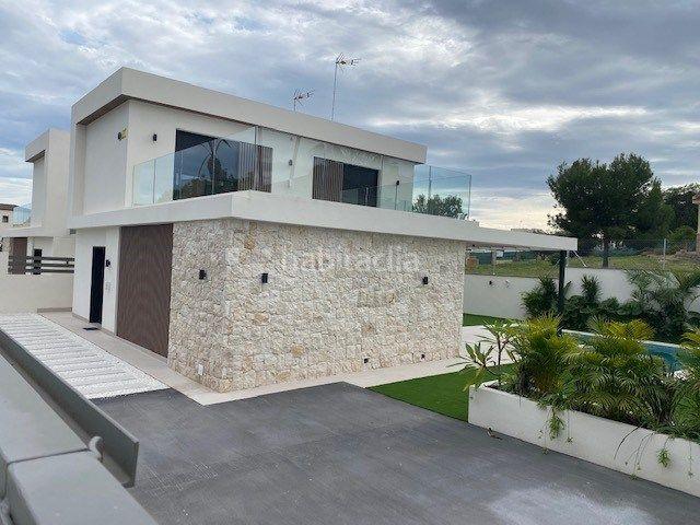 Chalet en venta en Orihuela, Lomas de Cabo Roig Los Dolses. Villas modernas con piscina!. Chalets.