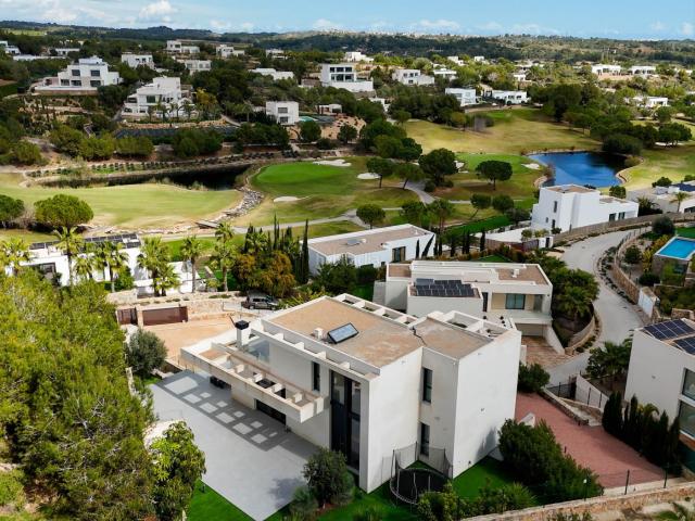 Chalet en venta en Orihuela, Lomas de Campoamor Las Ramblas. Esta exclusiva villa en el prestigioso Las Colinas Golf Country Club ofrece 101,60 m de espacio habitable, complementado por una.