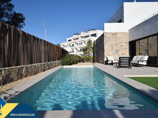 Chalet en venta en Orihuela, Lomas de Campoamor Las Ramblas. Villa con piscina privada, en la provincia de Alicante, en Orihuela Costa. 3 dormitorios 237 m² A 6 km del mar. Chalets.