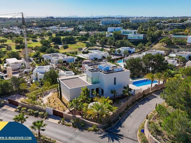 Chalet en venta en Orihuela, Lomas de Campoamor Las Ramblas. Villa con piscina privada, en la provincia de Alicante, en Orihuela Costa. 5 habitaciones 546 m² A 6 km del mar. Chalets.