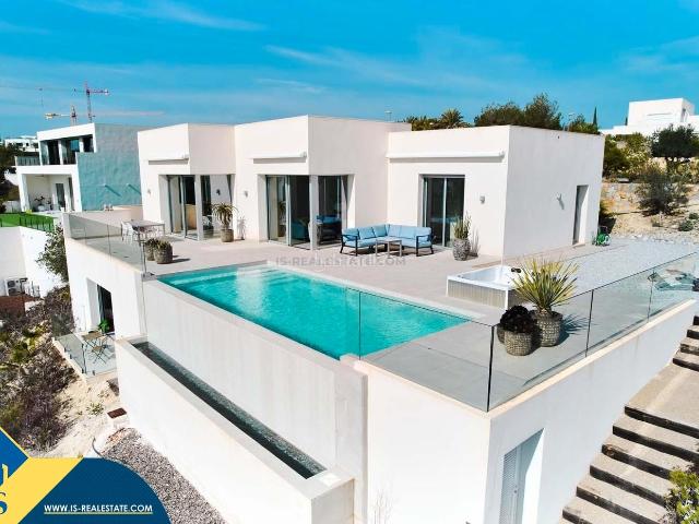 Chalet en venta en Orihuela, Lomas de Campoamor Las Ramblas. Villa con piscina privada, en la provincia de Alicante, en la ciudad de Orihuela Costa. 3 habitaciones 192 m² 7 kilómetros del.