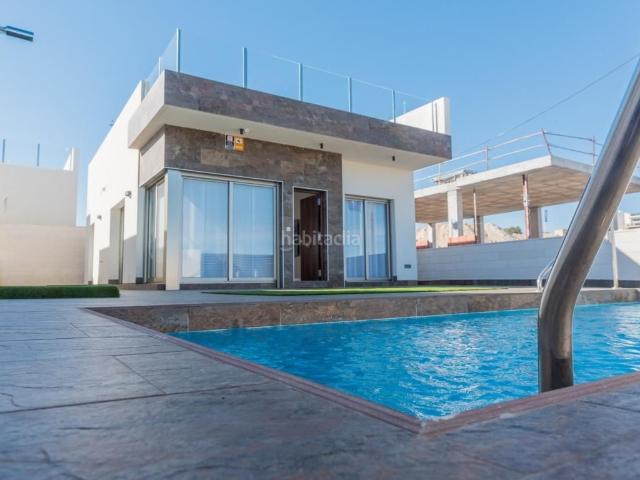 Chalet en venta en Orihuela, Los Almendros. Villa contemporánea de 3 dormitorios con piscina privada y solárium en Villamartín. Chalets.
