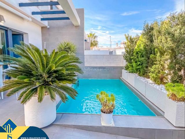 Chalet en venta en Orihuela, Los Almendros. Villa con piscina privada en Orihuela Costa, provincia de Alicante. 3 habitaciones 98 m² 3 kilómetros del mar. Chalets.