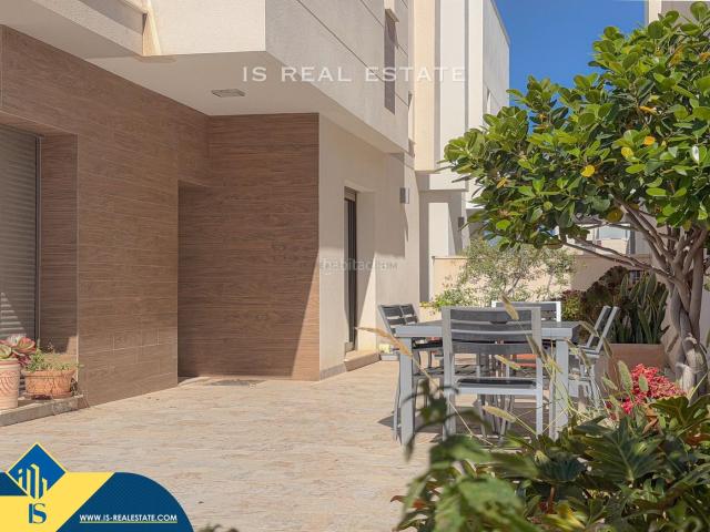 Chalet en venta en Orihuela, Los Almendros. Villa con piscina privada en la provincia de Alicante, en Orihuela Costa. 4 dormitorios 176 m² A 3 km del mar. Chalets.
