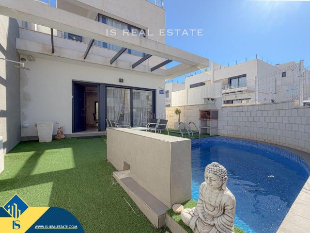 Chalet en venta en Orihuela, Los Almendros. Villa con piscina privada en la provincia de Alicante, en Orihuela Costa. 3 habitaciones 87 m² A 3 km del mar. Chalets.