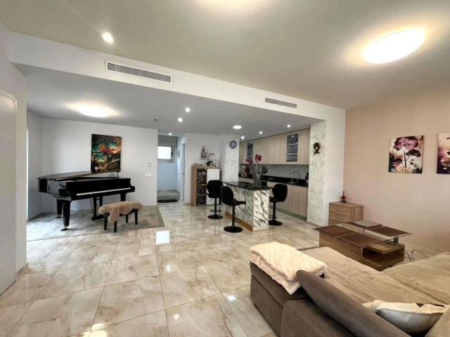 Chalet en venta en Orihuela, Los Almendros. VILLA DE LUJO MODERNA CON PISCINA PRIVADA Y VISTAS A LA LAGUNA SALADA VILLAMARTÍN, ORIHUELA COSTA. Chalets.