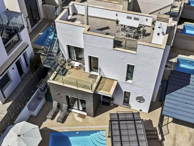 Chalet en venta en Orihuela, Los Almendros. Villa independiente con piscina climatizada y solárium Pau 26, Villamartín. Chalets.
