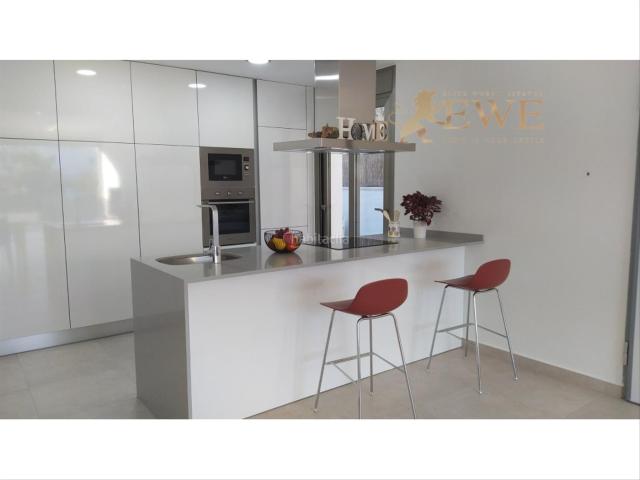 Chalet en venta en Orihuela, Los Almendros. Villa moderna cerca del campo de golf en Villamartín. Chalets.