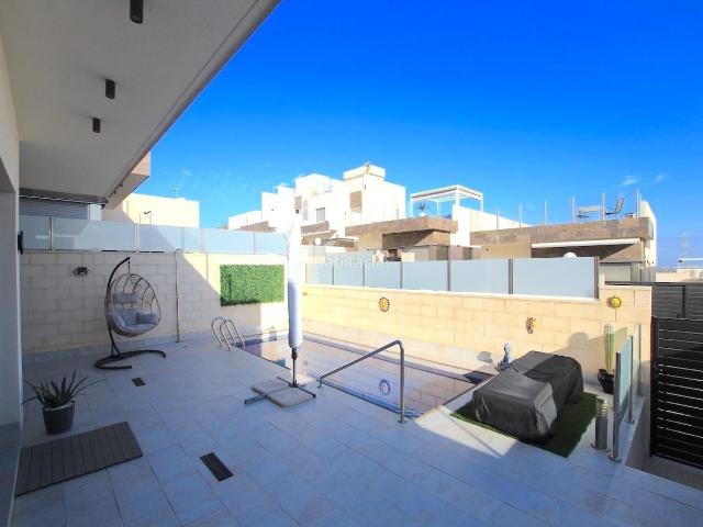 Chalet en venta en Orihuela, Los Almendros. Villa moderna independiente con piscina privada y vistas al lago salado Pink Paradise, Villamartín. Chalets.