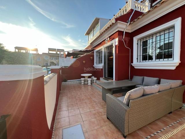 Chalet en venta en Orihuela, Los Almendros. Chalet adosado en Orihuela Costa con piscina, jardín y terraza soleada. Chalets.