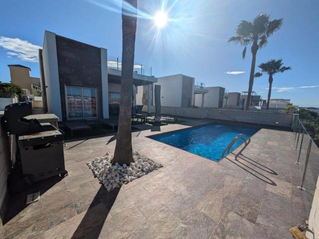 Chalet en venta en Orihuela, Los Almendros. Moderna villa de 3 dormitorios en una sola planta con piscina privada, solárium y preciosas vistas abiertas en Pau 8 Villamartín. Chalets.