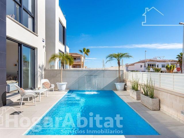 Chalet en venta en Orihuela, Los Balcones y los Altos. CHALET DE LUJO CON PISCINA, TERRAZA, GARAJE Y VISTAS AL MAR. Chalets.